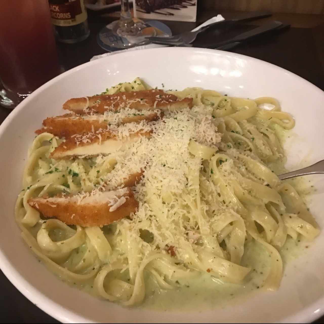 Pesto pasta con fried chicken strips