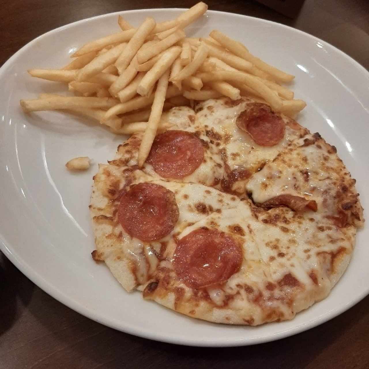 Pizza de peperoni y papas, menu de niños