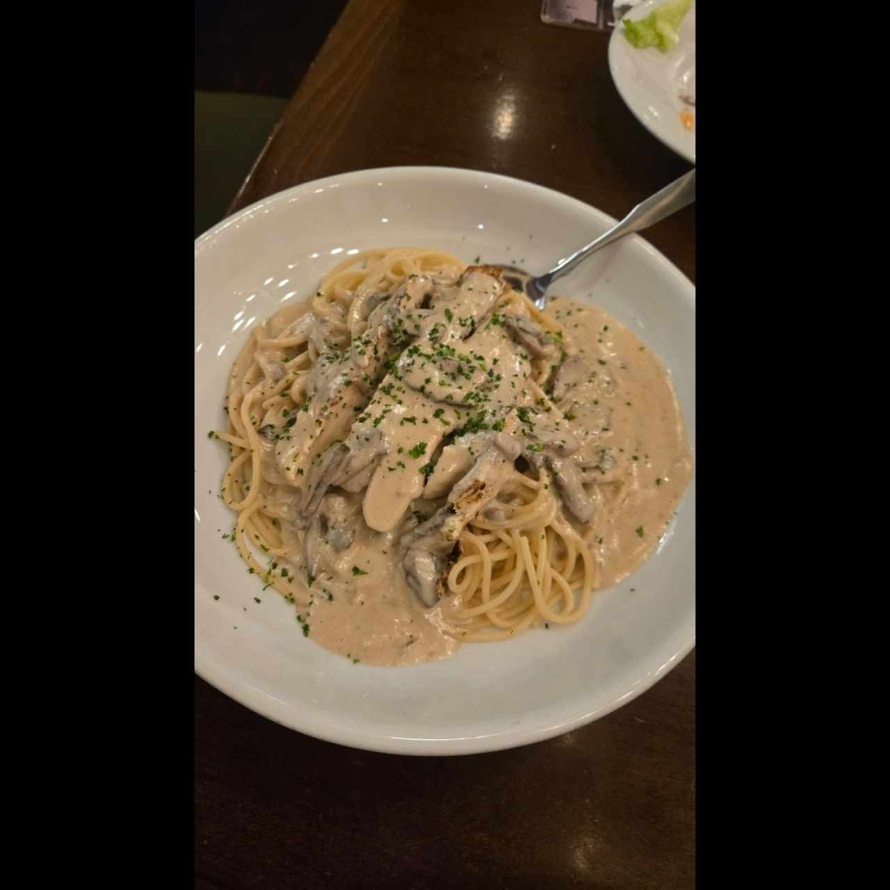 Elije una Pasta- spaguetti en salsa de hongos con pollo a la plancha