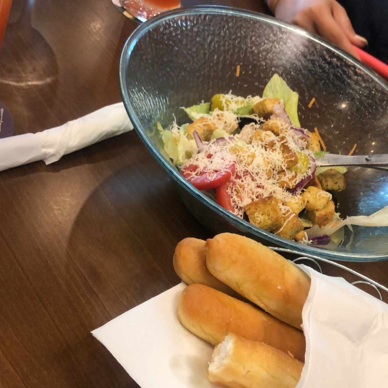 ensalada y pan de la cas