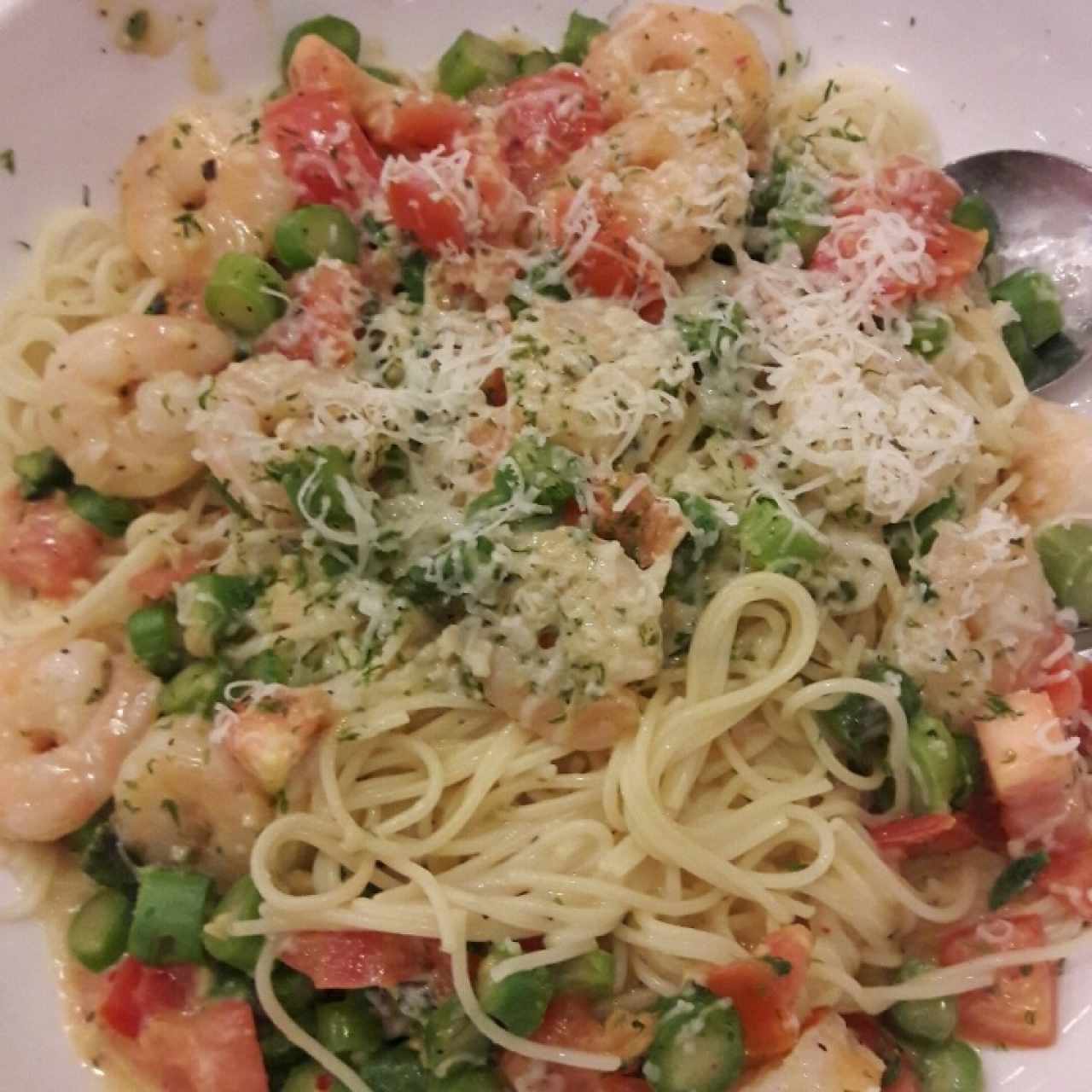 Pasta con camarones y esparragos