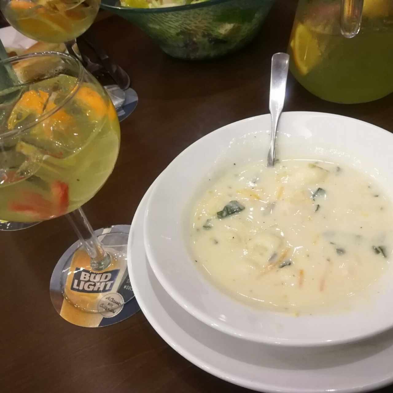 sopa de ñoqui y sangría de manzana 