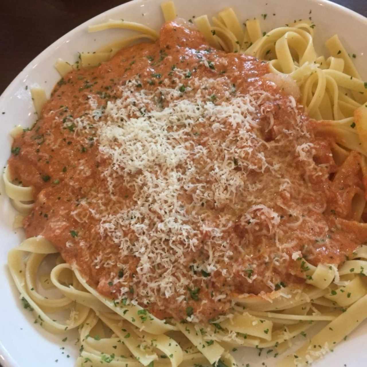Pasta en salsa marinara de 5 quesos y camarones