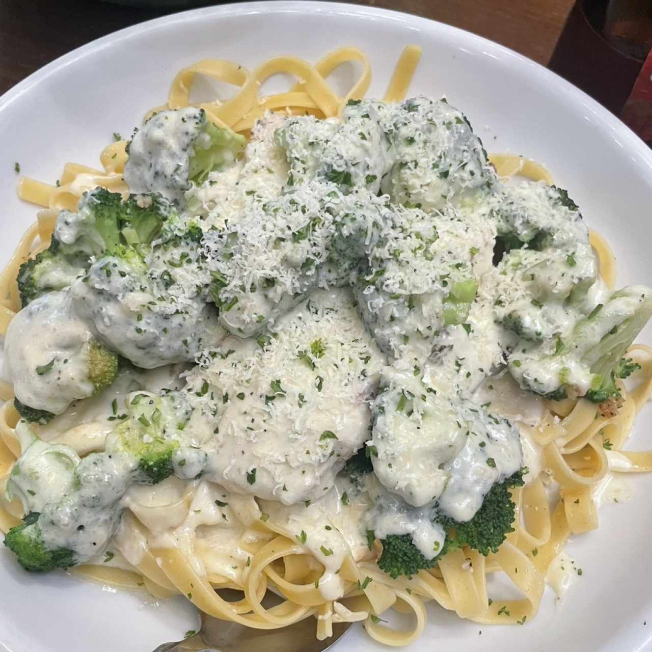 Amazing Alfredos - Chicken Alfredo con brocoli 