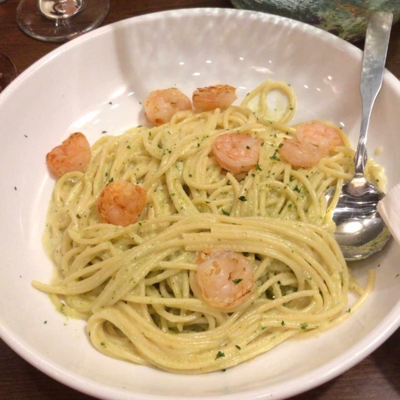 Spaghetti al pesto con camarones 