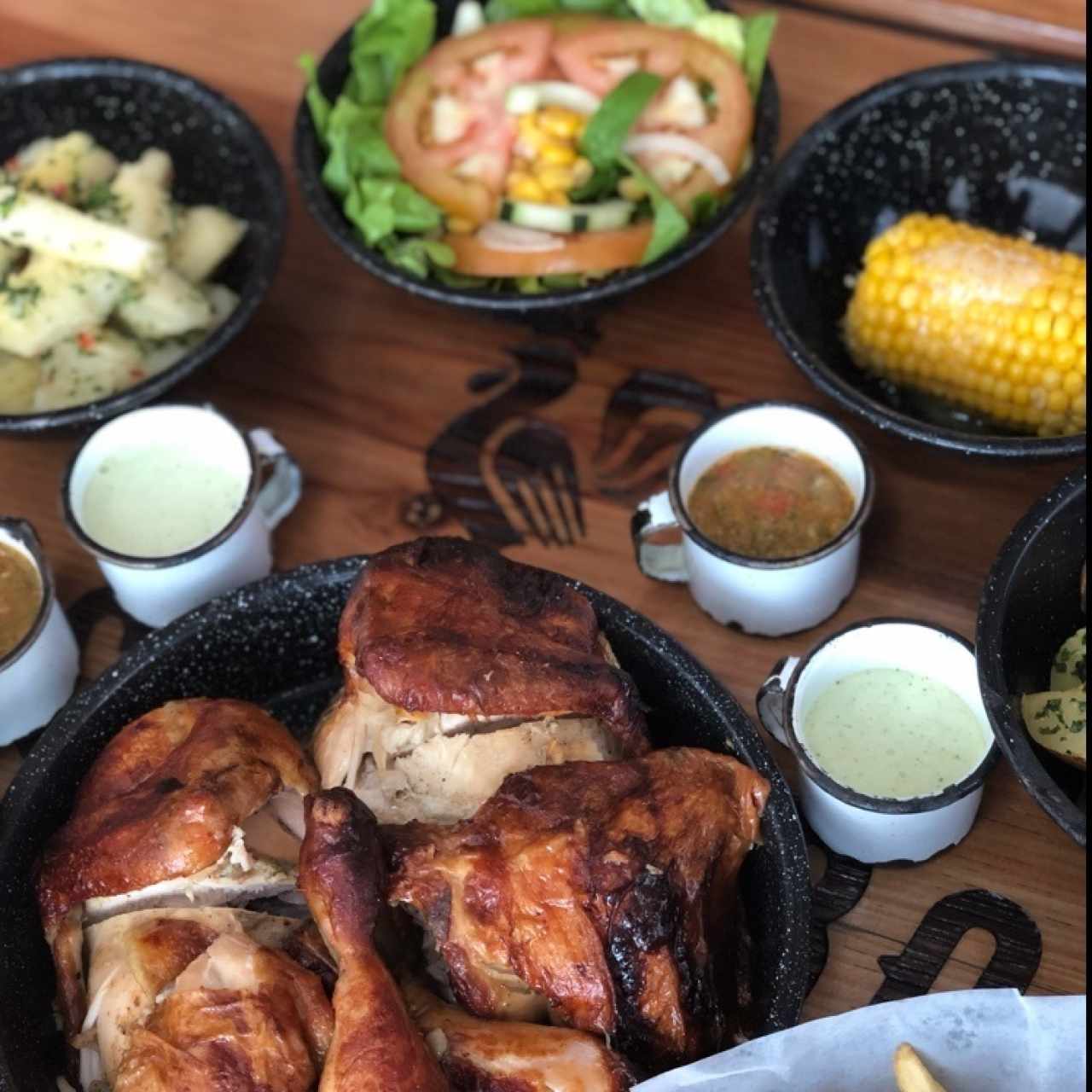 Pollo con mazorca, yuca al mojo y ensalada mixta!