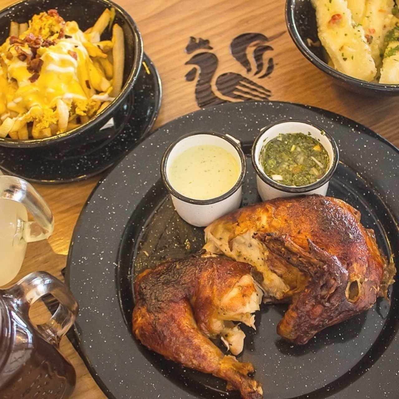Medio pollo con yuca al mojo y chicken papas!