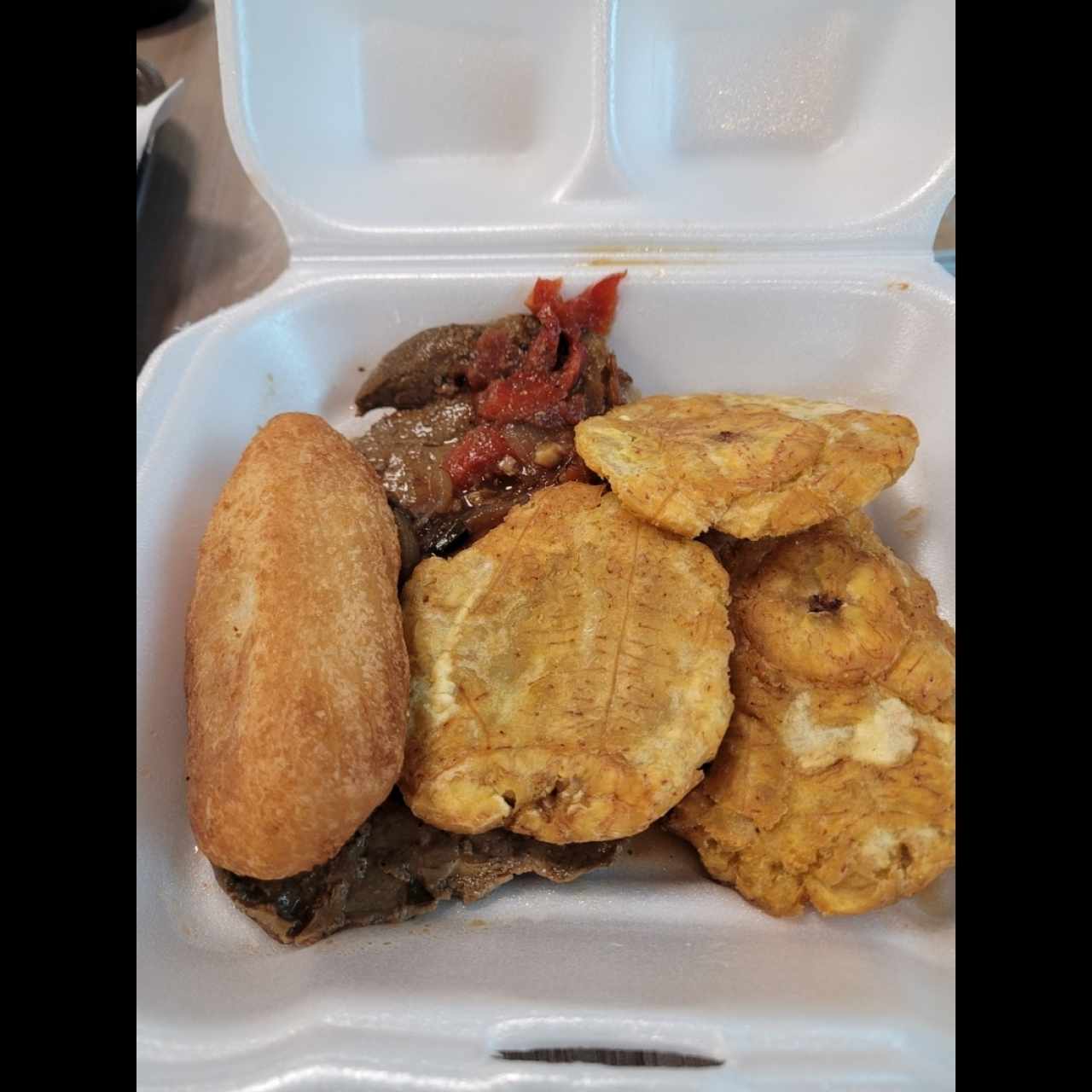 higado con patacones y carimañola