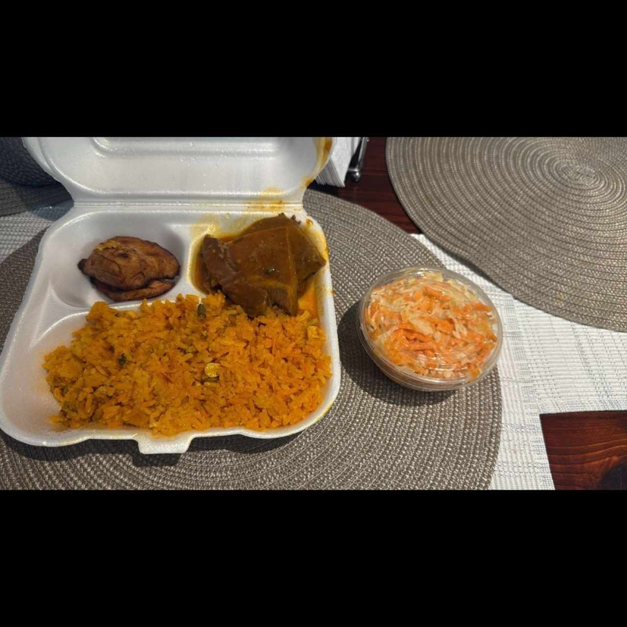 lengua guisada con arroz y ensalada