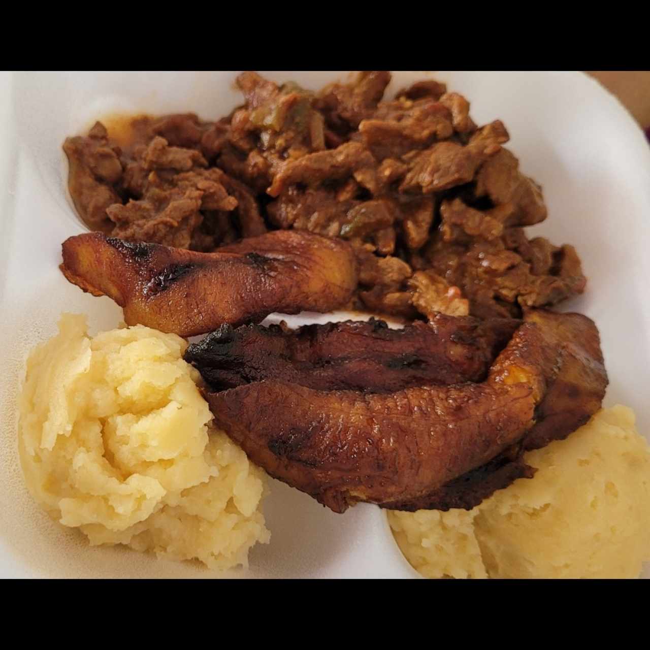bistec picado, puré de papas y tajada de platano