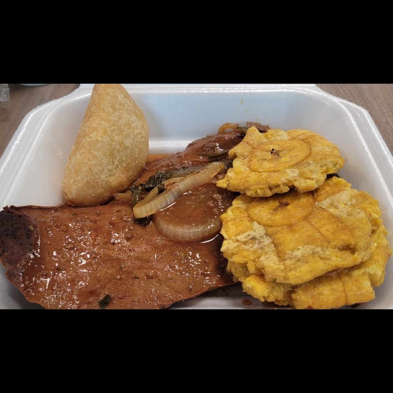 higado encebollado con patacones y carimañola
