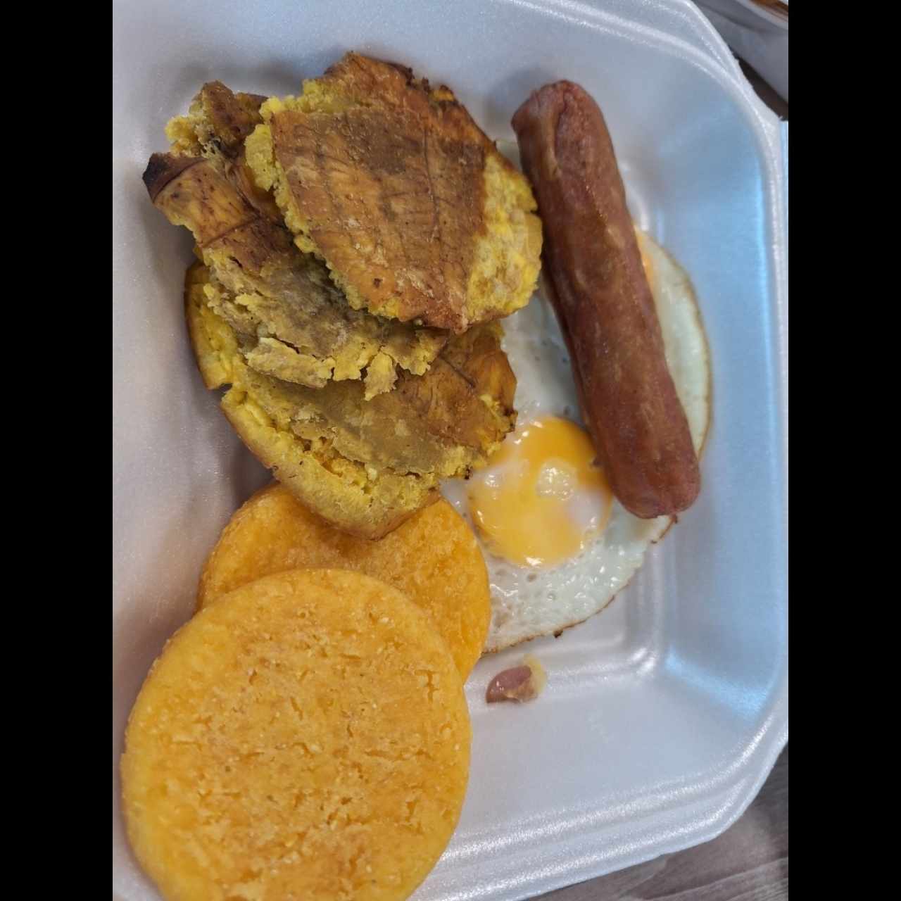 par de huevo con salchicha tortillas y patacones