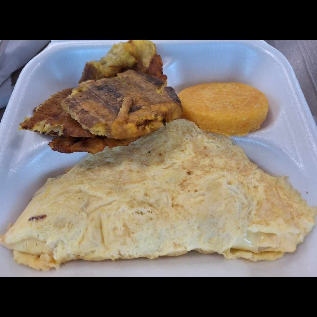 omelette de vegetales con tortilla y patacones