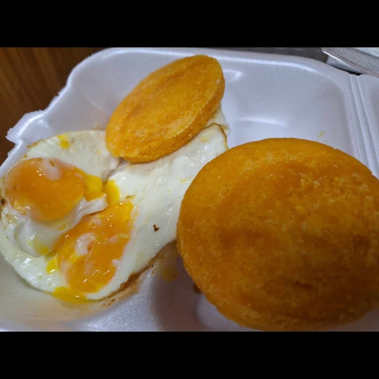 par de huevos, con 2 tortillas