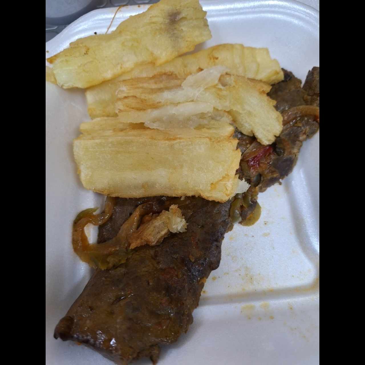 higado encebollado con yucas