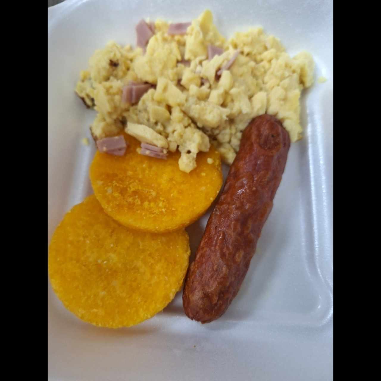 huevo revuelto con tortillas y salchicha