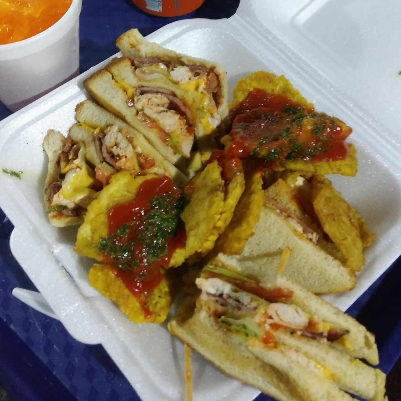 Club Sandwich con patacones.