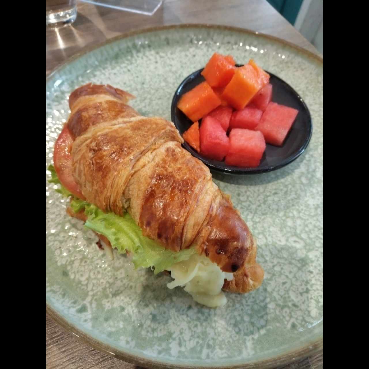 Croissant Con Mozzarella,Salsa pesto,lechuga y tomate