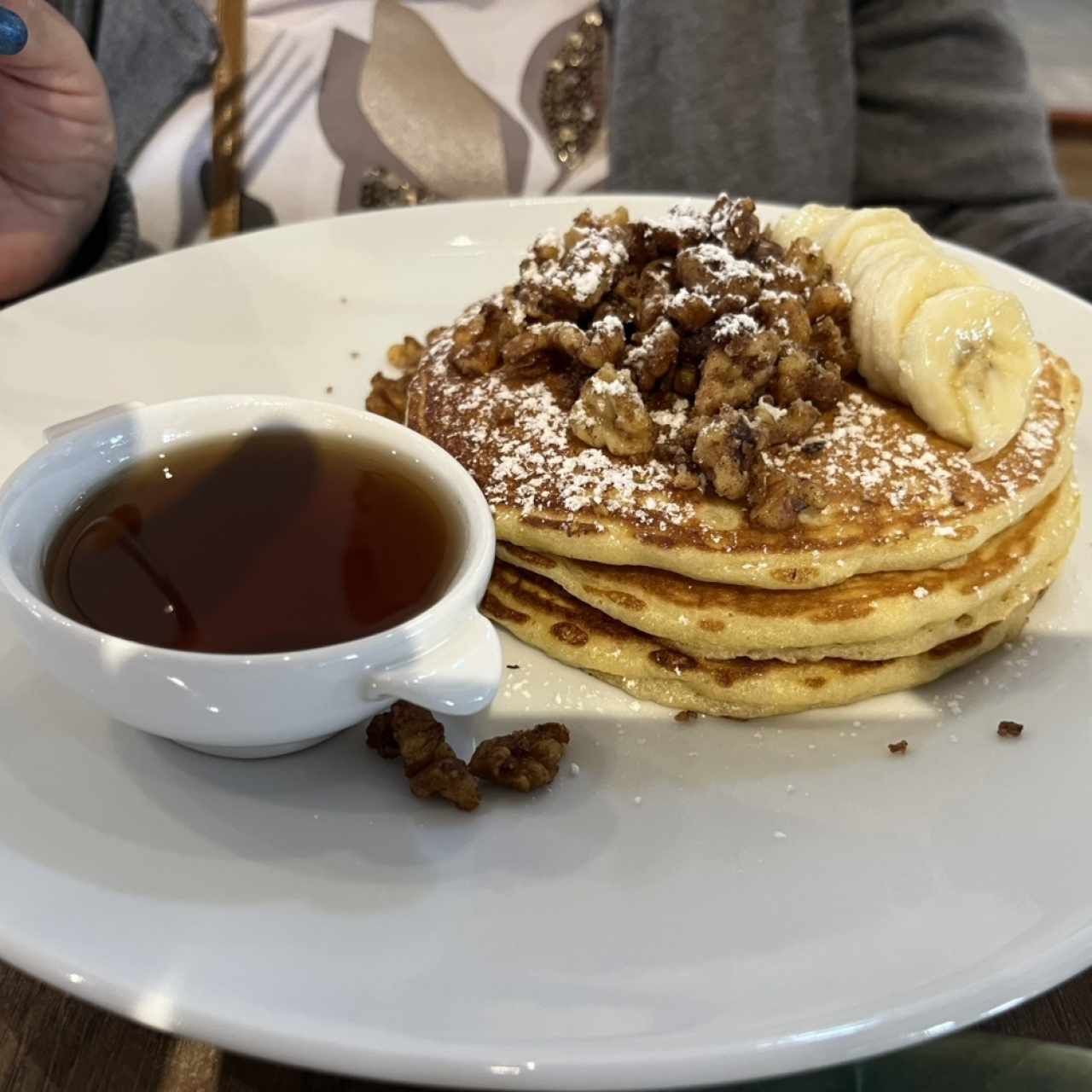 Pancakes con guineo y pecanas