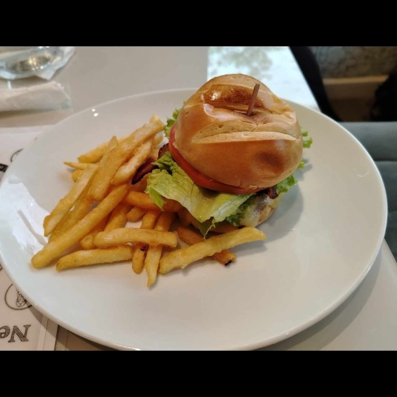 Queso hamburguesa acompañado de papas fritas