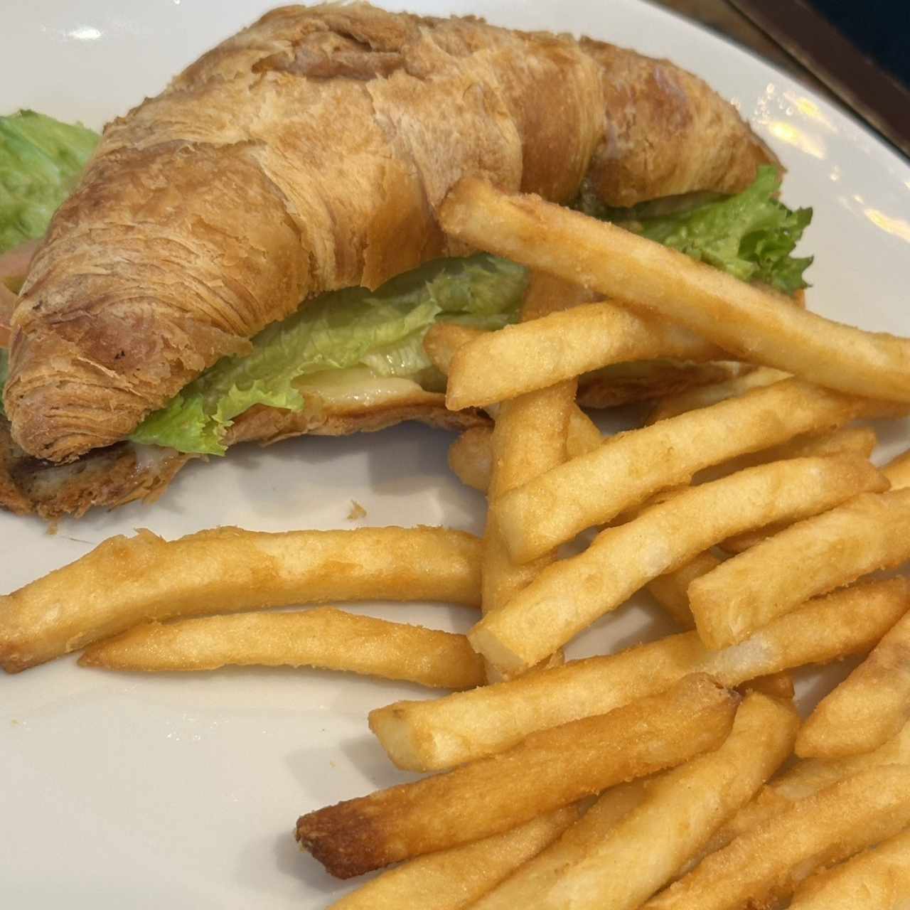 Croissant Con Mozzarella,Salsa pesto,lechuga y tomate