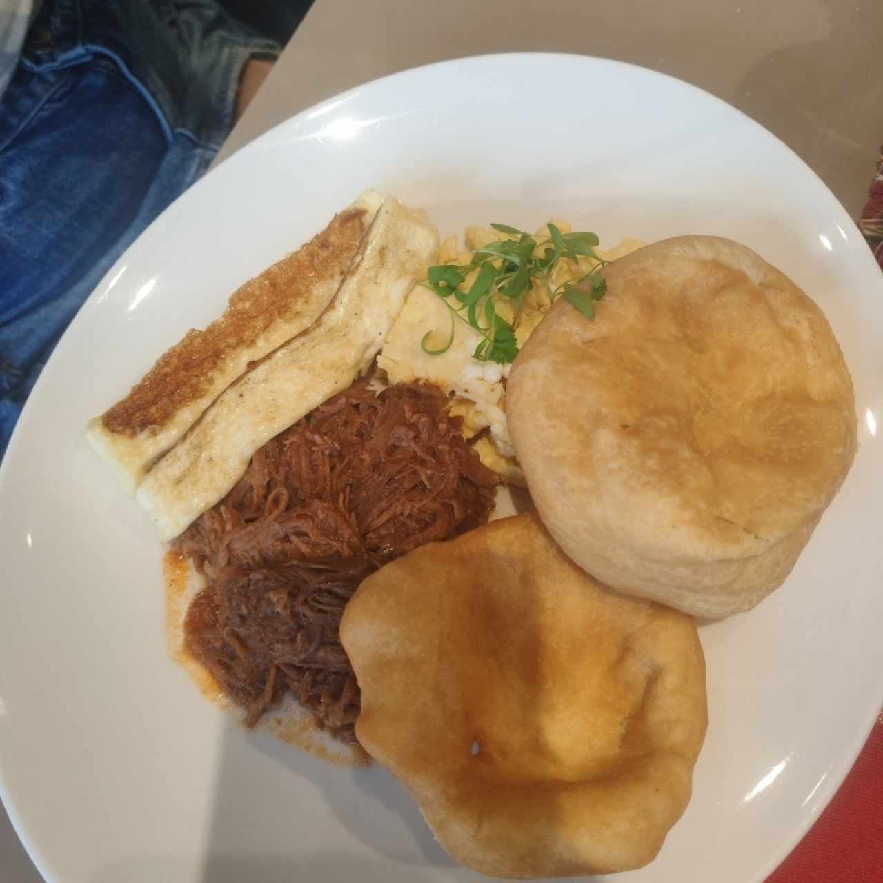 Desayuno panameño con hojaldre
