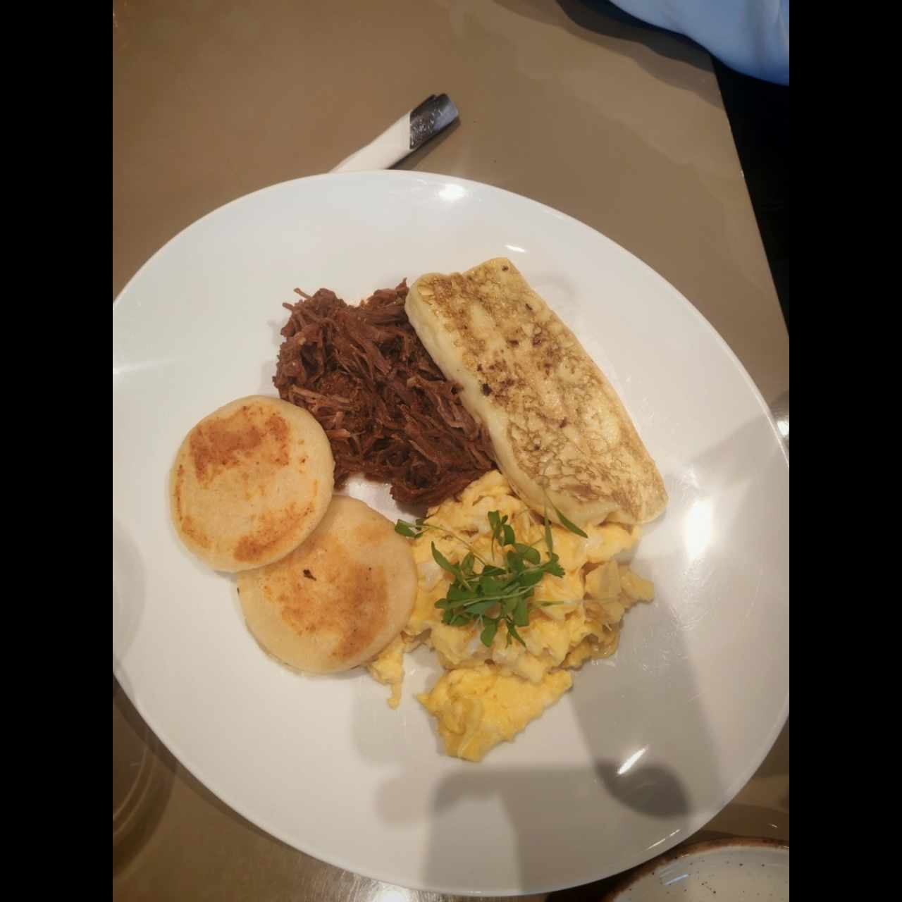 Desayuno panameño con arepa