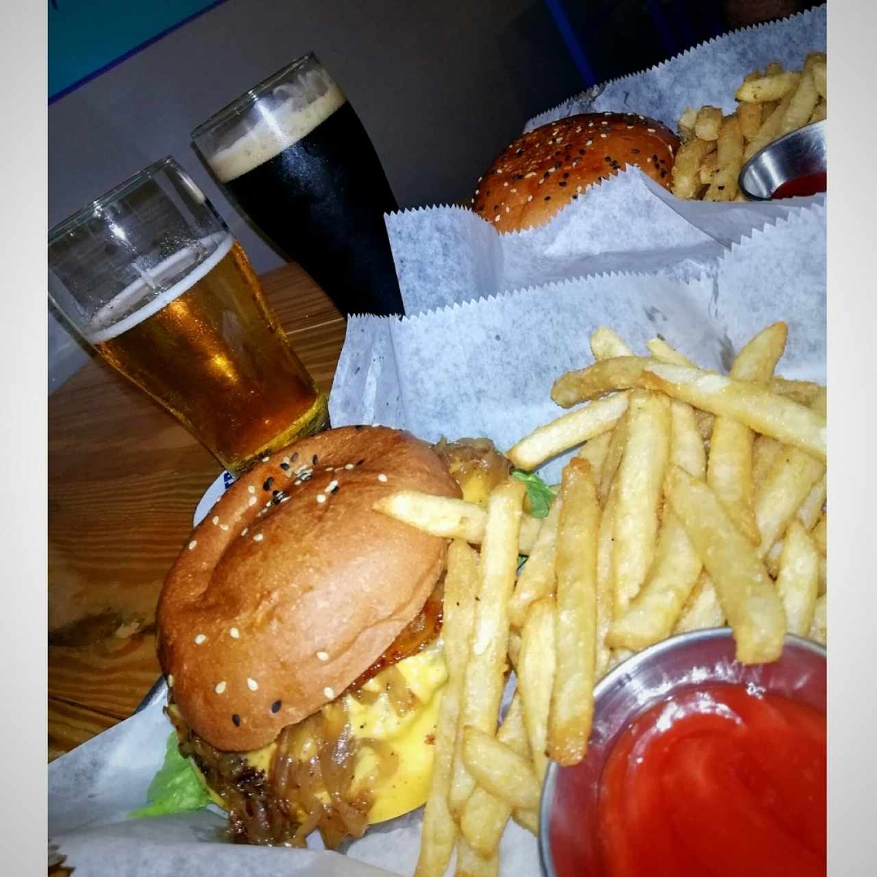 Perico Mañoso Burger, Cervezas Blonde Ale y American Porter