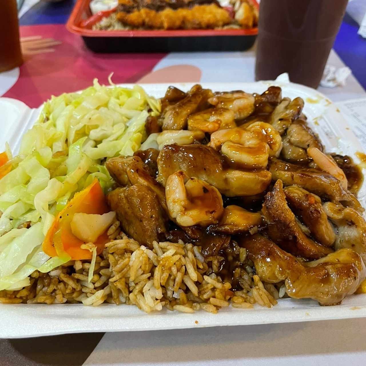 Pollo y Camarones Teriyaki con Arroz Frito