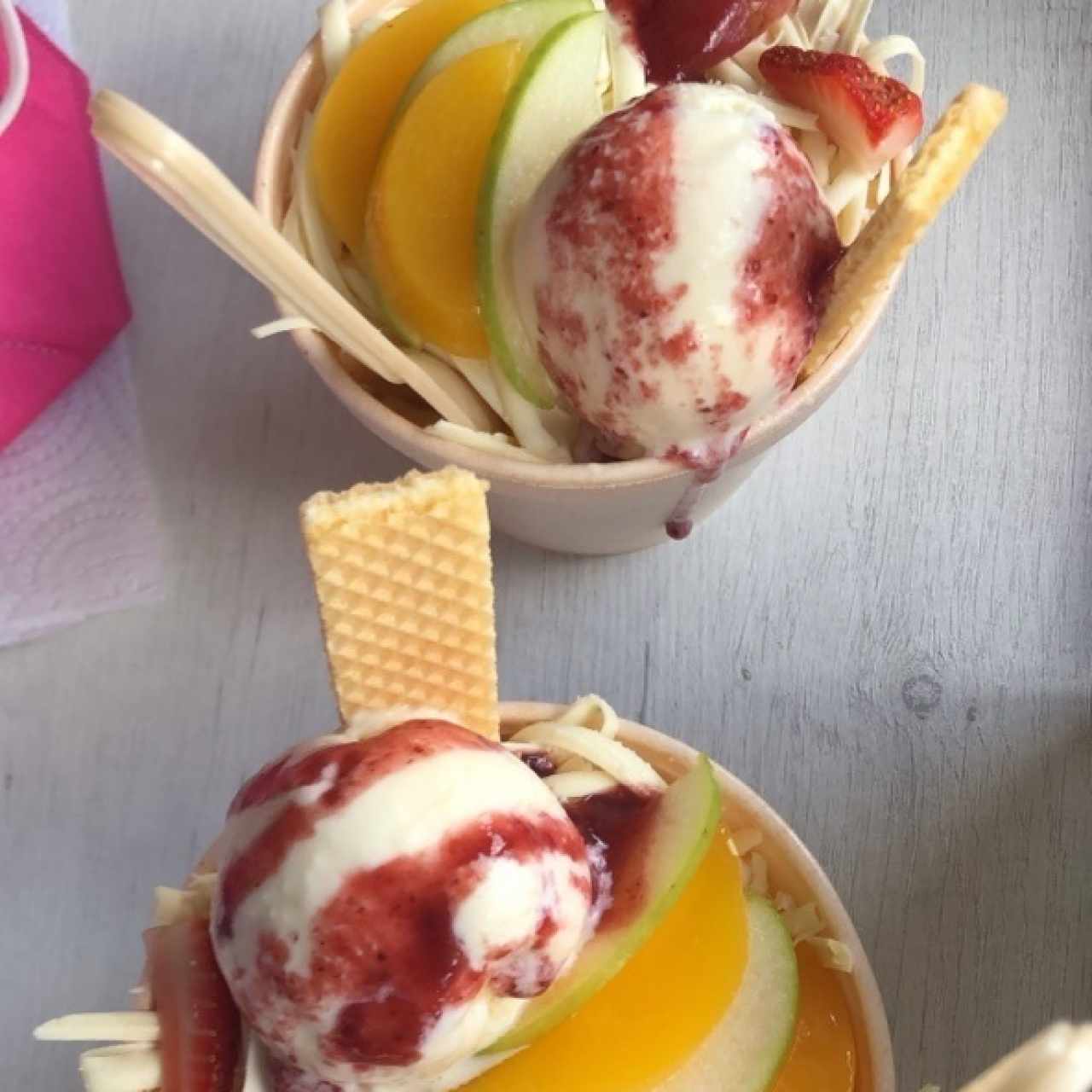 Helado con queso y frutas 
