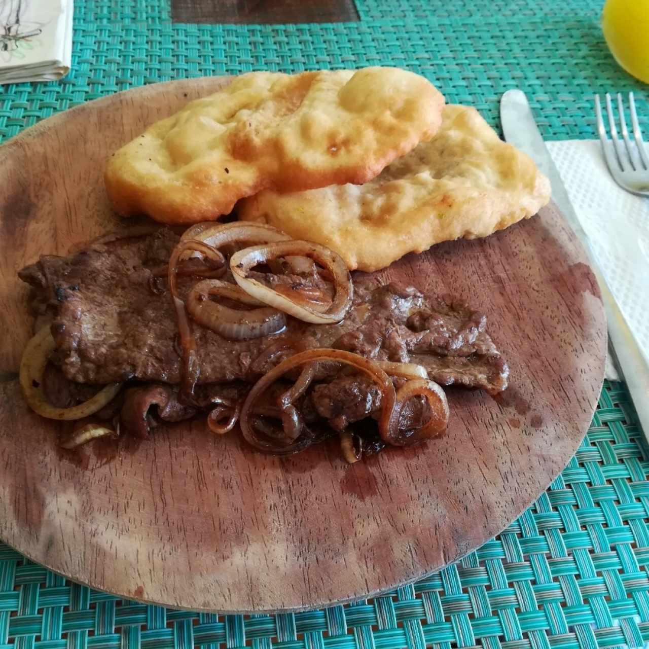 bistec encebollado