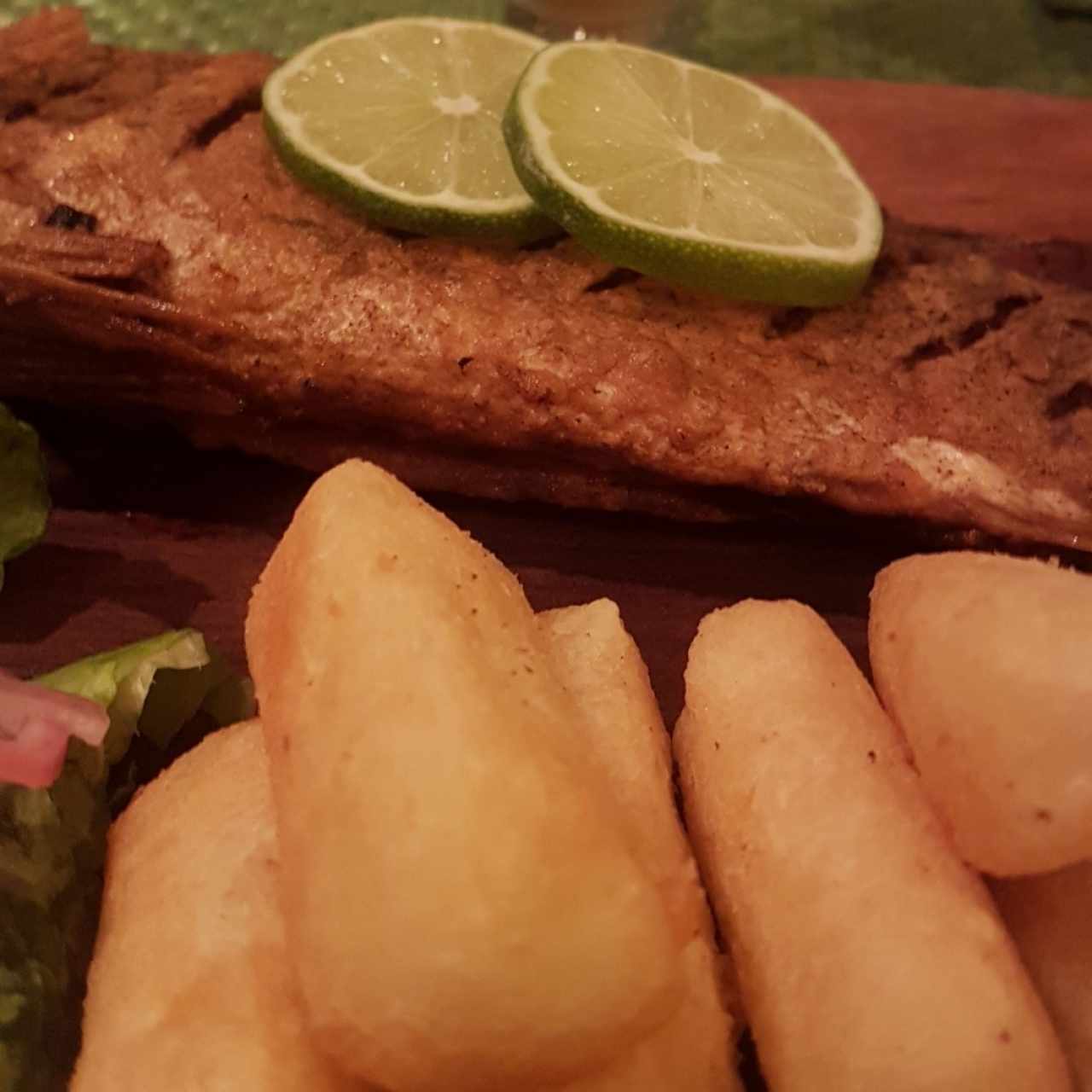 corvina frita con yuca acompañado de ensalada de lechuga y tomate