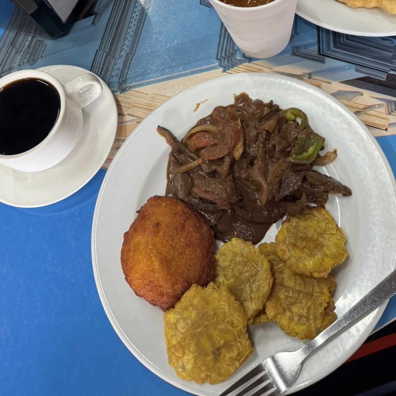 Desayunos - Bistec de Higado, patacones, pastelito de maiz y cafe 