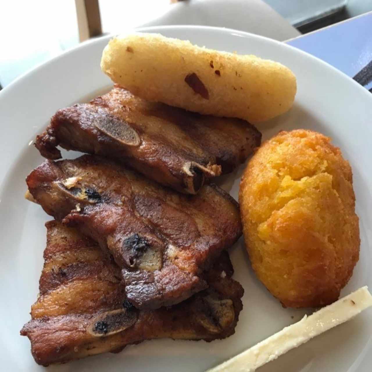 Costillitas con carimañolas y torrejitas 