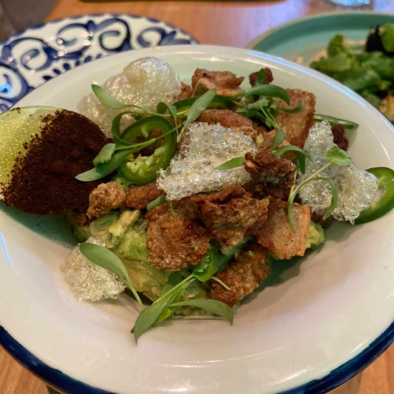 Guacamole con chicharrón
