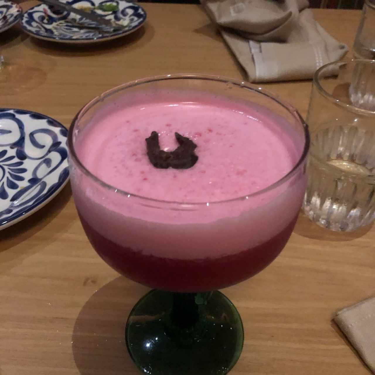 Cocktail con tequila y remolacha
