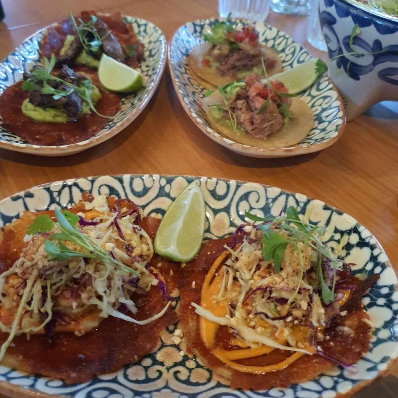 tacos de entraña, camarones y carnitas 