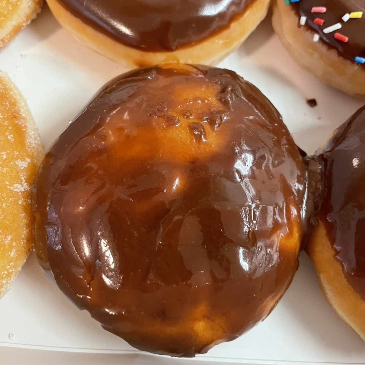 Dona de Chocolate Rellena de Crema