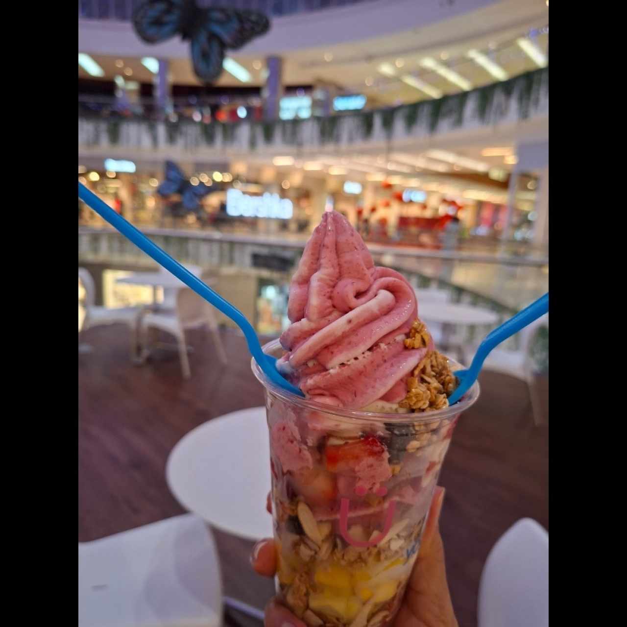 Parfait - 16 Oz 3 Cereales + 4 Frutas, es lo mas delicioso y completo que te puedes comer alli