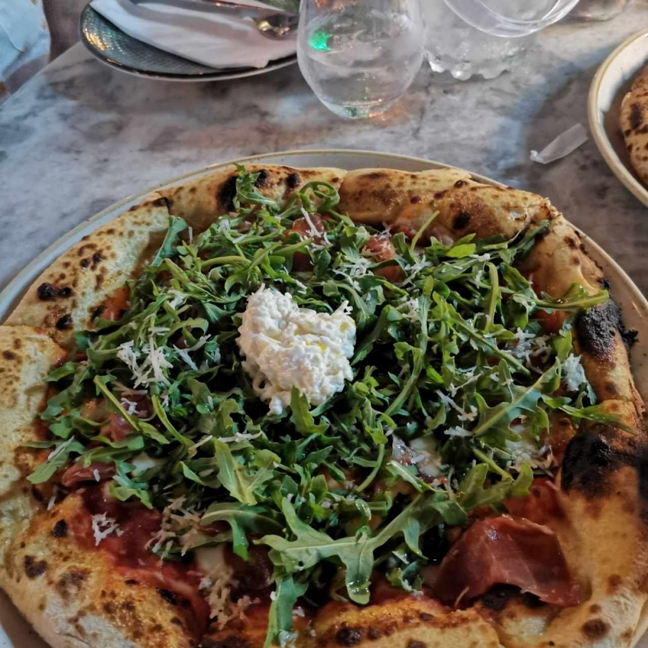 Pizza prosciutto y arugula
