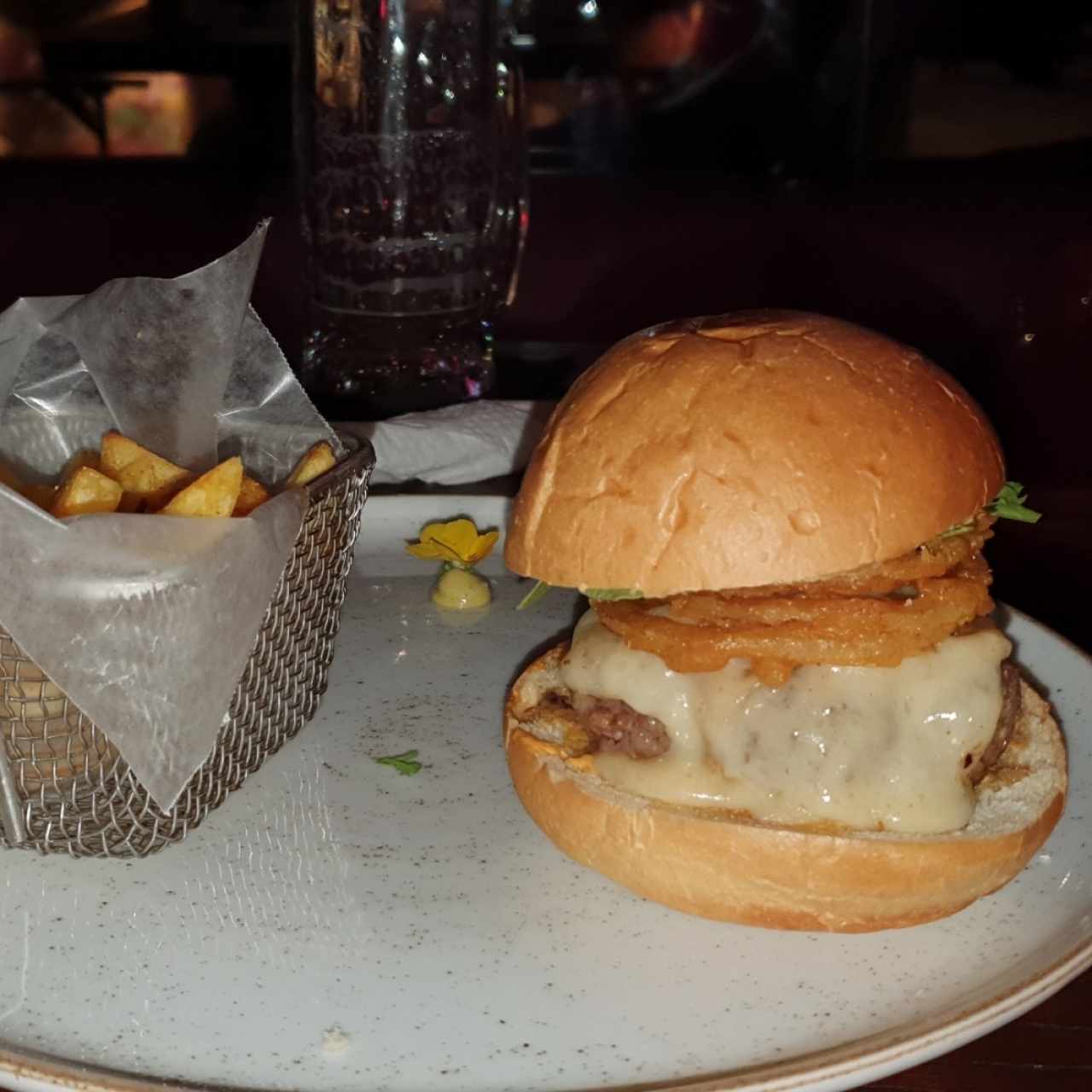 mano que mese la Burger 