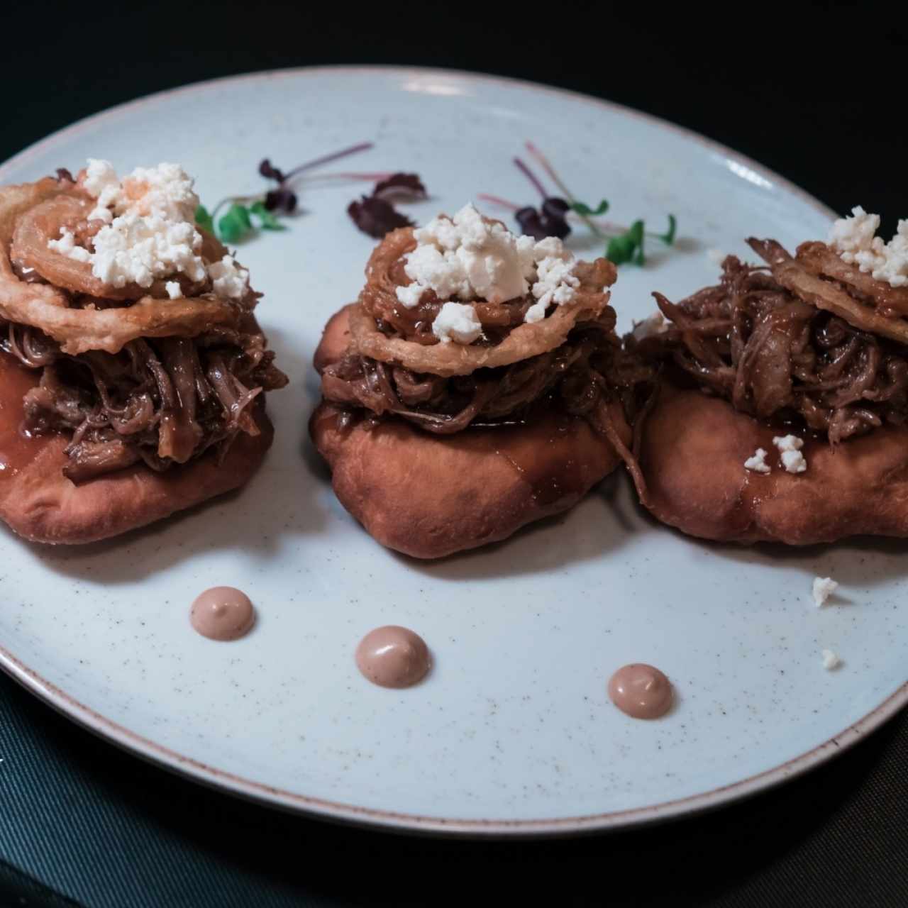 Montaditos de filete en hojalda panameña