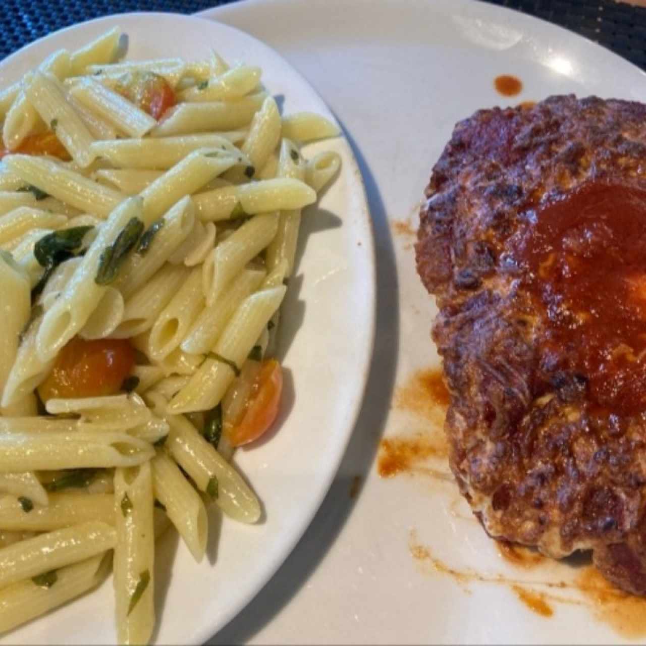 Filete de Res Nacional a la Parmigiana con Penne al Óleo 