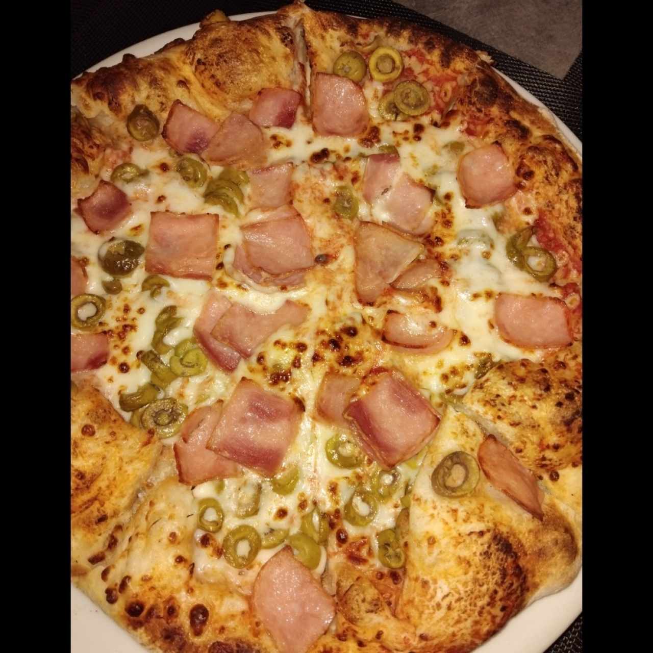 Pizza Jamón con extra aceitunas verdes
