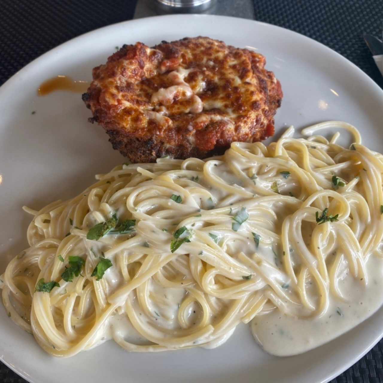 Filete de Res Nacional a la Parmigiana con pasta