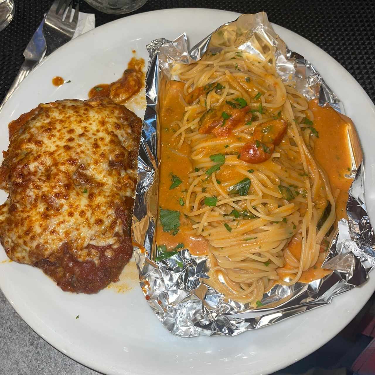 Filete de Res Nacional a la Parmigiana con pasta