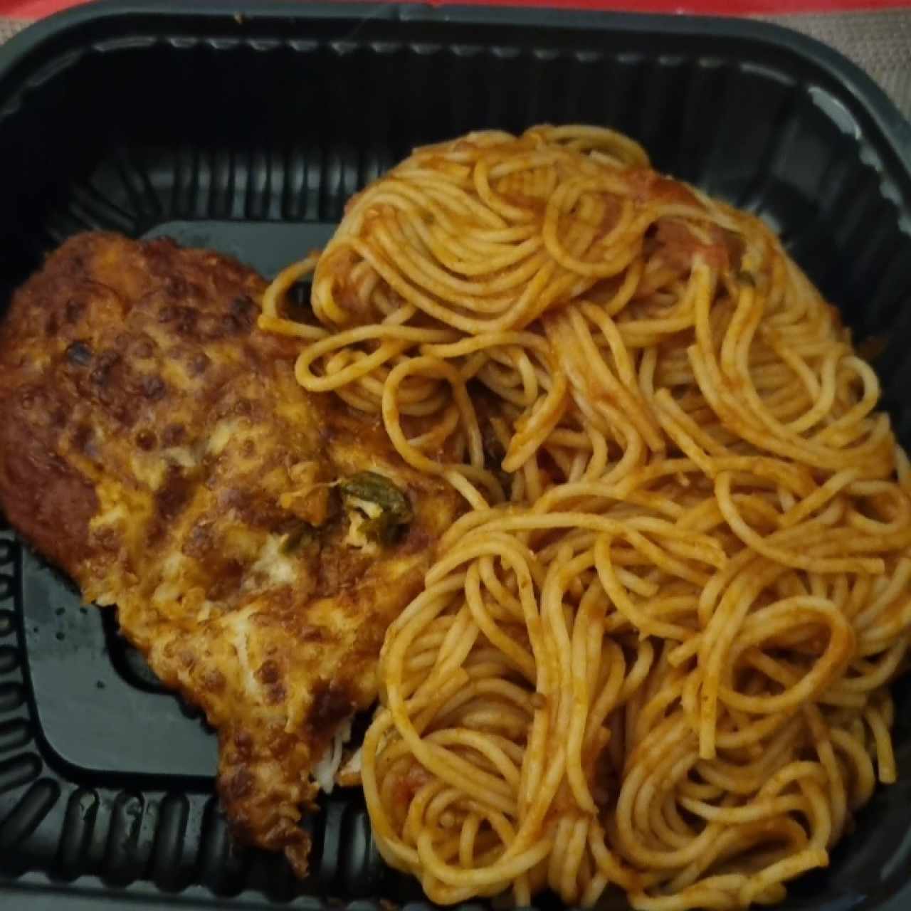 Filete de Pollo a la Parmigiana con pasta