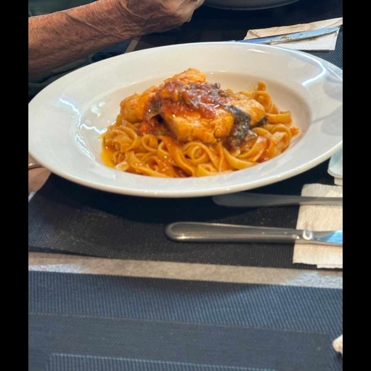 Fetuccine con salmon a la pizzaiola