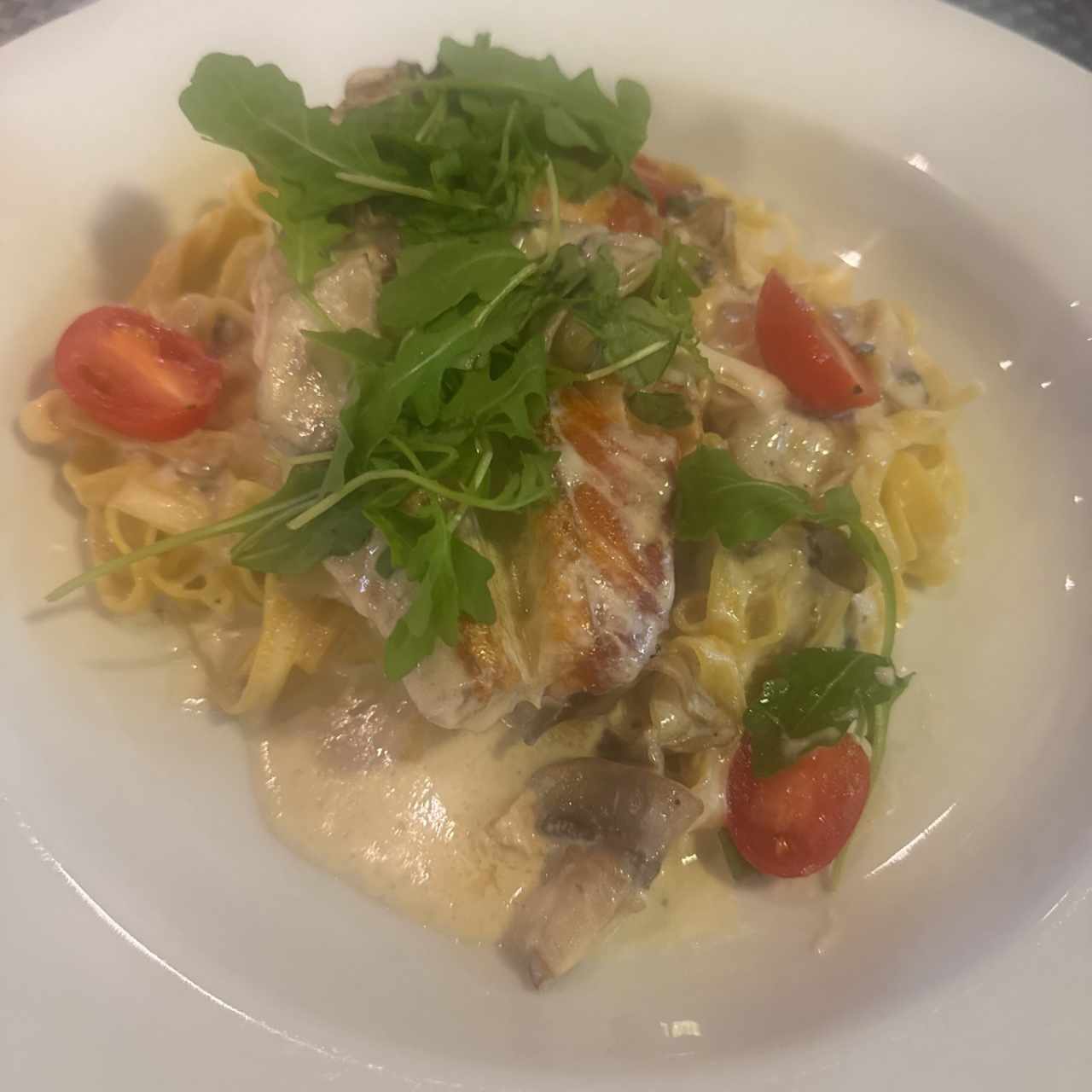 Fettuccine de salmón en salsa de hongos 