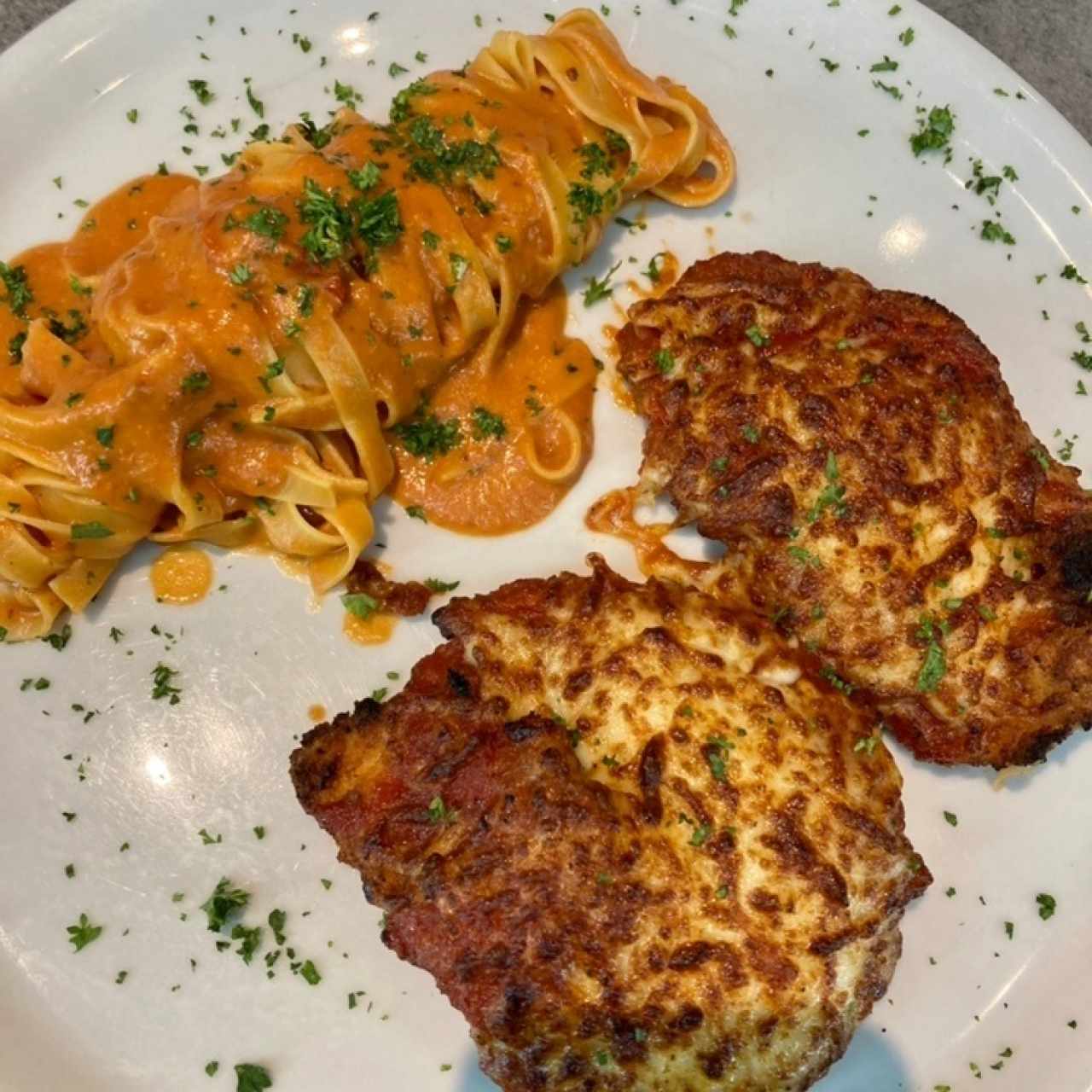 Filete de Pollo a la Parmigiana con pasta